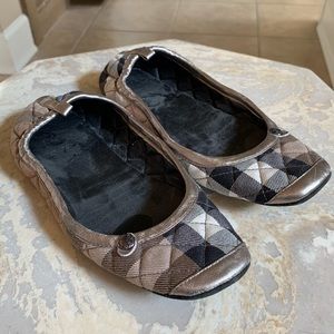 Burberry Set: slippers WITH drawstring pouch